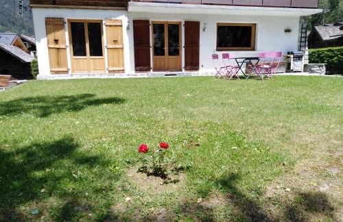Les Praz-de-Chamonix Apartment | Beautiful Apartment with Terrace & Pool, Rated 9.4/10