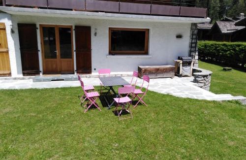Les Praz-de-Chamonix Apartment | Beautiful Apartment with Terrace & Pool, Rated 9.4/10