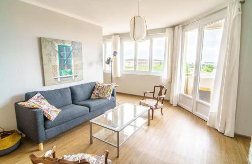 Saint - Aubin - Dupuy Apartment | Scenic Apartment in the Heart of the City