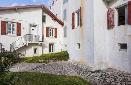 Biarritz City Centre Apartment | Exceptional Apartment in Biarritz with Spa and Pet-Friendly Amenities