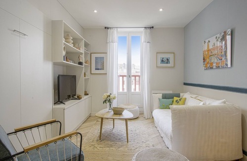 Biarritz City Centre Apartment | Exceptional Apartment in Biarritz with Spa and Pet-Friendly Amenities