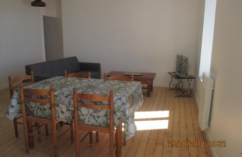 Locquirec Apartment | Ocean View Appartement Bord de Mer with Hot Tub & Breakfast