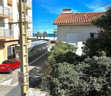 Le Grand Large Apartment | Relax at Appartement Casa Catala with Oceanfront Views
