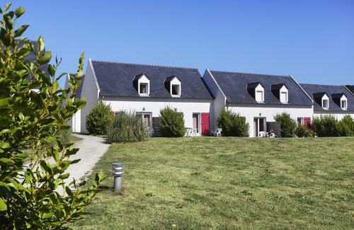 Saint-Pol-de-Leon Condo | Cozy Appartement with Private Entrance & Pool Access
