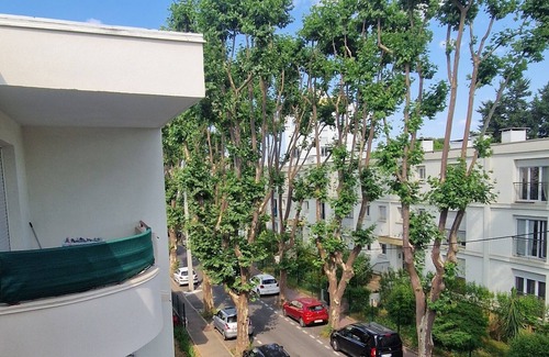 Aiguelongue Apartment | Cozy Apartment with Terrace and Private Parking Available