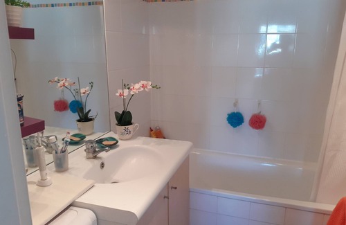 Cachan Apartment | Bright and Quiet Apartment with Elevator and Parking