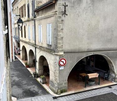 Gontaud Apartment | Historic Appartement in Monségur - Family & Pet Friendly