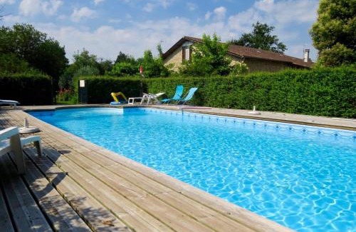 Blaignac Apartment | Relaxing Apartment in Messaut with Pool Access