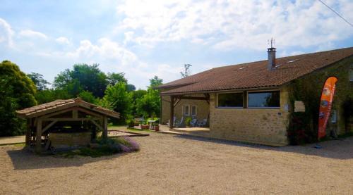 Blaignac Apartment | Relaxing Apartment in Messaut with Pool Access