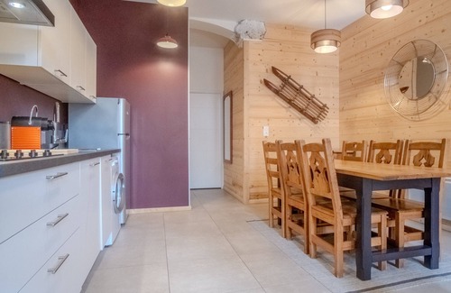 Huez-en-Oisans Apartment | Pet-Friendly Appartement Champalerme with Spa & Breakfast