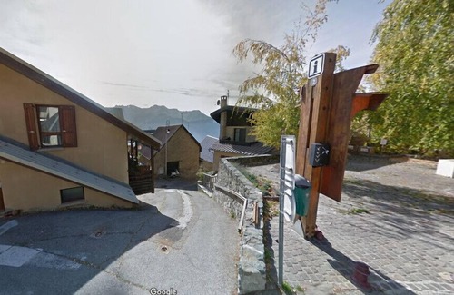 Huez-en-Oisans Apartment | Pet-Friendly Appartement Champalerme with Spa & Breakfast