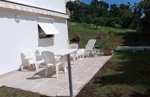 Tartane Apartment | Cozy Apartment with Private Garden in La Trinite