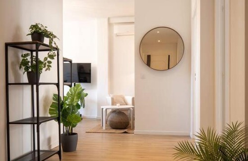 Saint-Charles Apartment | Air-Conditioned Apartment Near Gare St-Charles - 9.2/10