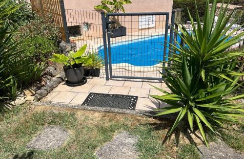Pennautier House | Stylish T3 Apartment with Pool, Parking & Ocean View