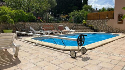 Pennautier House | Stylish T3 Apartment with Pool, Parking & Ocean View