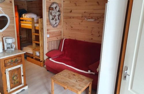 Manigod Apartment | Cozy Combes Blanche 2: Pet-Friendly Family Retreat