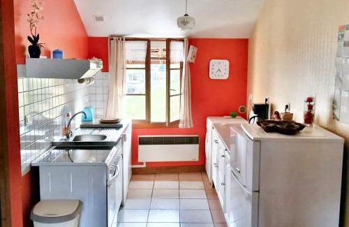 Mesnay Apartment | Cozy One-Bedroom Apartment with Balcony & Free WiFi