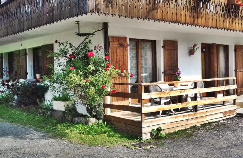 Les Gets Apartment | Cozy 2-Bedroom Apartment Near Slopes with Terrace & Wi-Fi