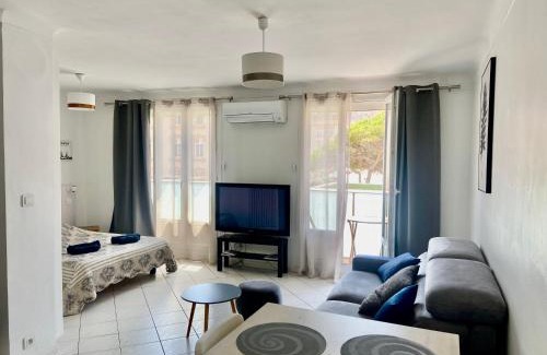 Le Pharo Apartment | Comfortable Apartment Steps from Catalane and Pharo Beach