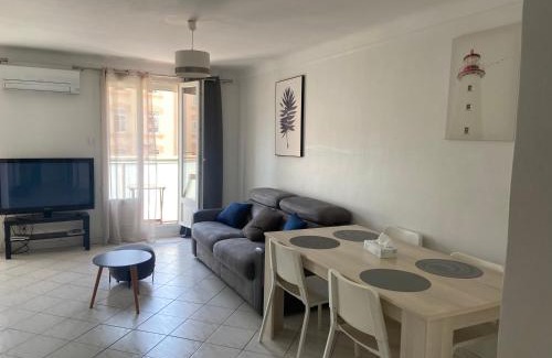 Le Pharo Apartment | Comfortable Apartment Steps from Catalane and Pharo Beach