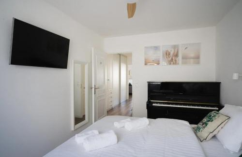 Montreuil Apartment | City View 3-Bedroom Apartment with Terraced Wifi in Montreuil