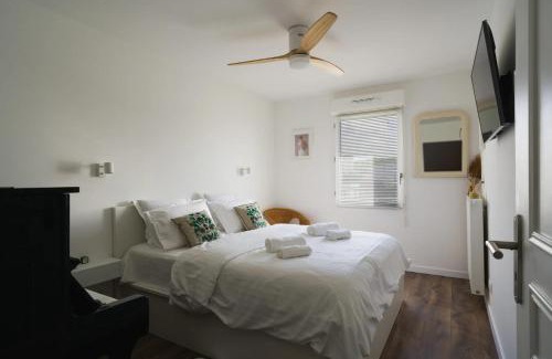 Montreuil Apartment | City View 3-Bedroom Apartment with Terraced Wifi in Montreuil