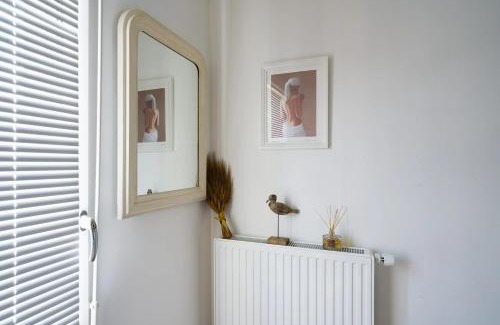 Montreuil Apartment | City View 3-Bedroom Apartment with Terraced Wifi in Montreuil