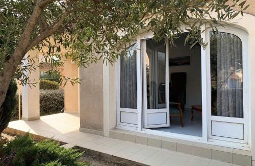 Bouzigues Apartment | Inviting Beachside Apartment in Bouzigues with Terrace
