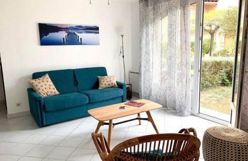Bouzigues Apartment | Inviting Beachside Apartment in Bouzigues with Terrace