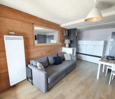 Eclose-Ouest Apartment | Cozy Apartment in L'Alpe d'Huez with Mountain Views