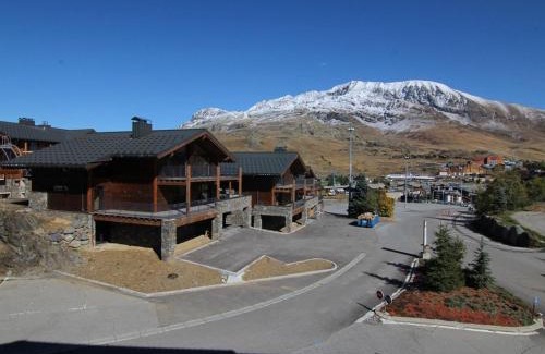 Eclose-Est Apartment | Cozy Apartment for 4-5 Guests at Alpe d'Huez with Balcony