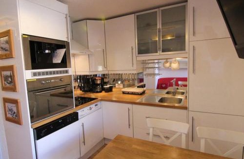 Eclose-Est Apartment | Cozy Apartment for 4-5 Guests at Alpe d'Huez with Balcony