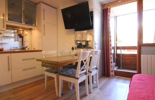 Eclose-Est Apartment | Cozy Apartment for 4-5 Guests at Alpe d'Huez with Balcony