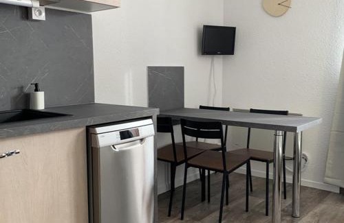 Eclose-Est Apartment | Cozy Apartment for Four with Balcony Near Shops in Alpe d'Huez