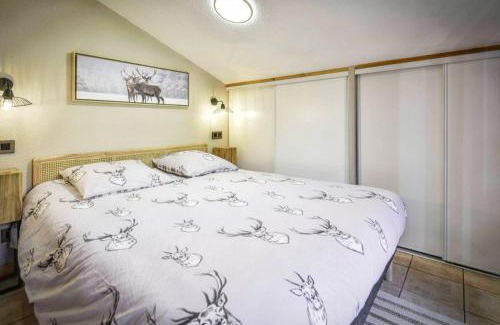 Les Deux Alpes Apartment | Cozy 2-Bedroom Apartment in Les Deux Alpes with Balcony