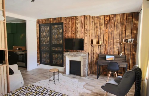 Brioude Apartment | Central Loft Apartment: Family-Friendly and Inviting Stay