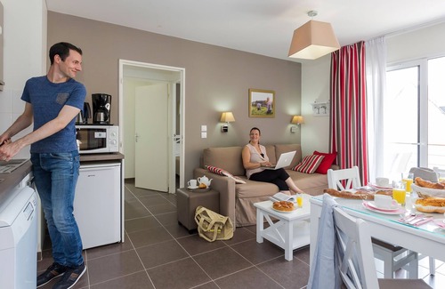 Chinon Condo | Cozy Apartment Near the Vienne with Pool and Spa