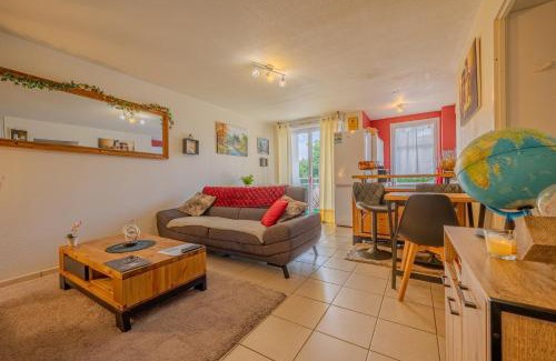 Marans Apartment | Relaxing T2 Apartment with Pool and Green Park