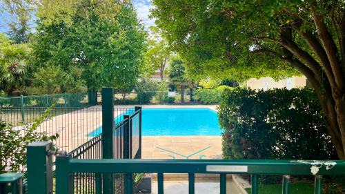 Marans Apartment | Relaxing T2 Apartment with Pool and Green Park