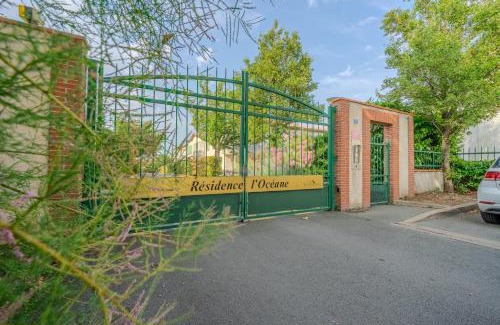 Marans Apartment | Relaxing T2 Apartment with Pool and Green Park