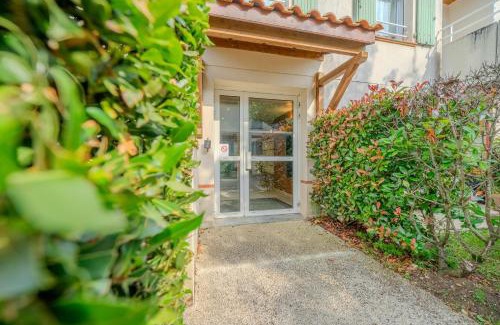 Marans Apartment | Relaxing T2 Apartment with Pool and Green Park