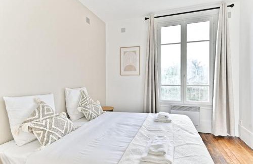 Puteaux Apartment | Cozy Apartment with Paris View Near Bois de Boulogne