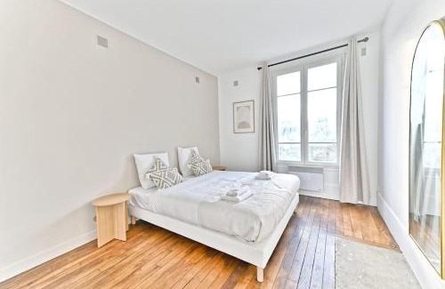 Puteaux Apartment | Cozy Apartment with Paris View Near Bois de Boulogne