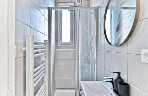Puteaux Apartment | Cozy Apartment with Paris View Near Bois de Boulogne
