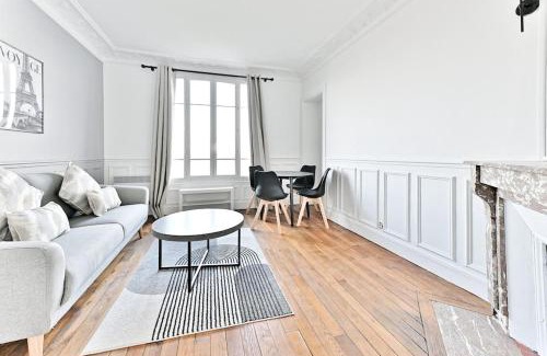 Puteaux Apartment | Cozy Apartment with Paris View Near Bois de Boulogne