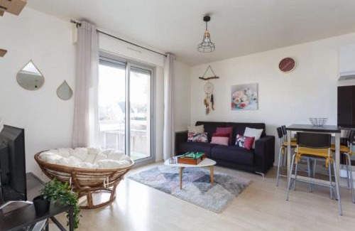 Sartrouville Apartment | Cozy Apartment Near Champs Élysées with Pool & Dining