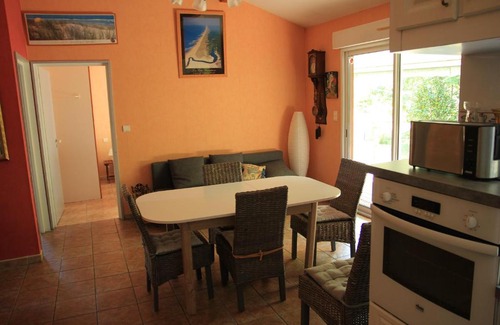 Saint-Michel-Escalus Apartment | Child-Friendly Apartment in Cozy Shared House