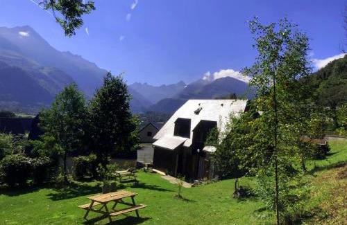 Aucun Apartment | Cozy Apartment in Chalet with Garden and Mountain Views