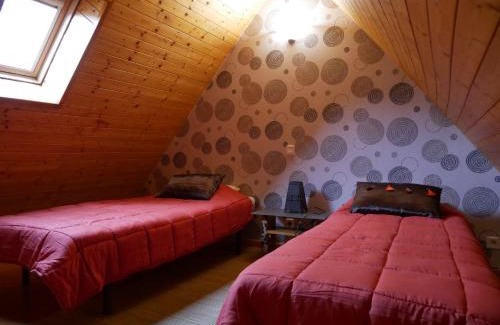 Aucun Apartment | Cozy Apartment in Chalet with Garden and Mountain Views