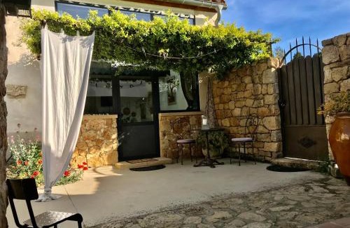 Grans Apartment | Quaint Oceanfront Apartment in Mas Provencal - Rated 9.5/10